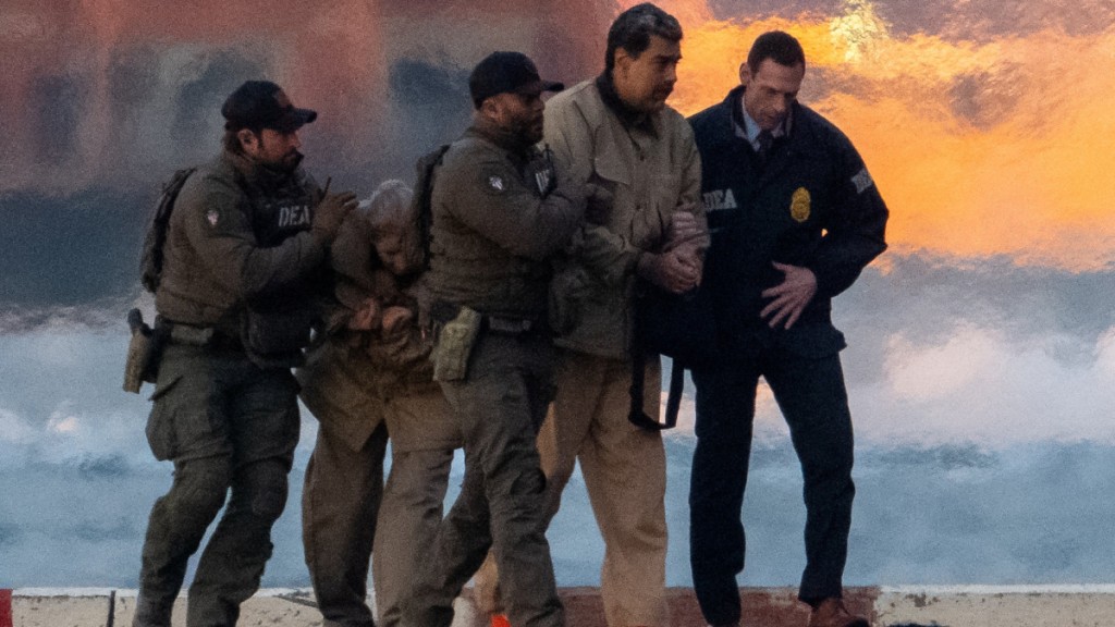 馬杜羅（右2）及其妻子弗洛雷斯（左2）離開直升機前往紐約法庭。 路透社