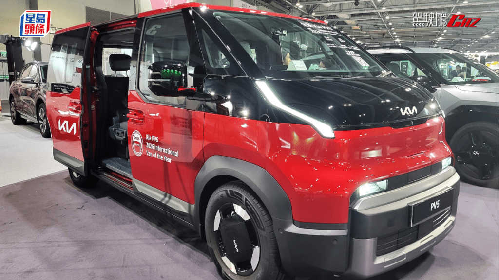 起亞香港代理引入全新KIA PV5電動車，包括5座私家車，以及5座/2座客貨車版本，同配71.2kWh鋰電及單馬達前驅，WLTP續航力412km，車價29.98萬元起。