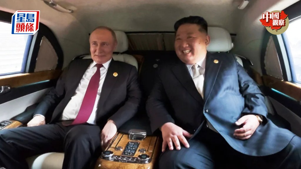 普京及金正恩坐在專車後排，朝彼此傾側身體。北韓電視台