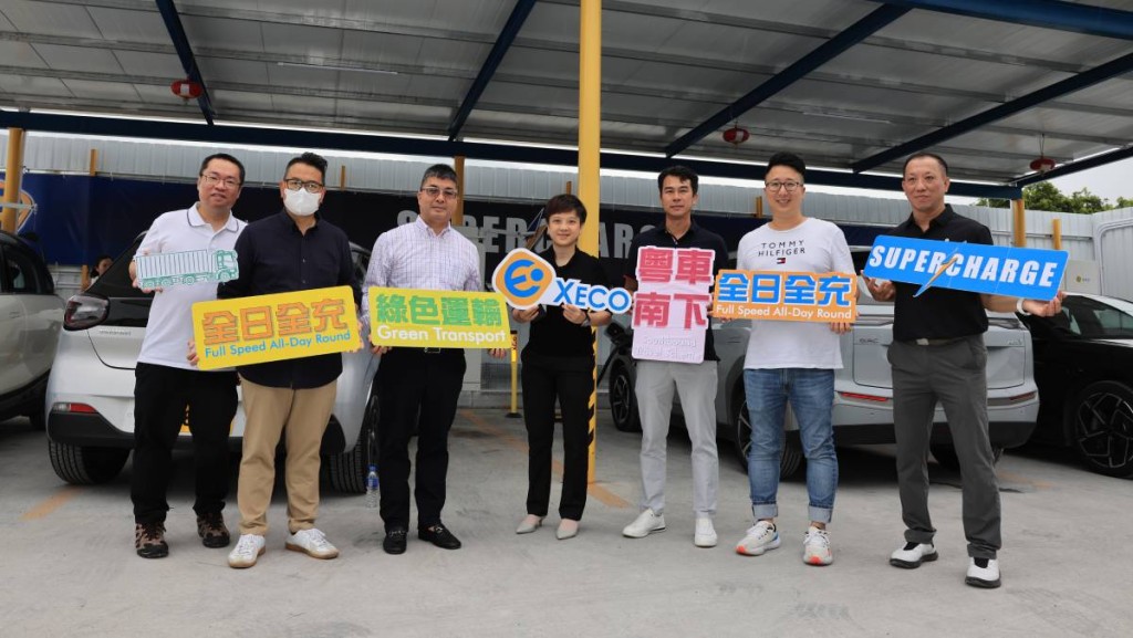 洪水橋XECO超快充充電站吸引多位商客電動車用家，包括元朗區區議員參觀與使用服務。