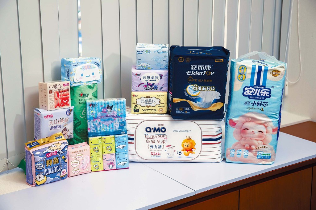 恒安國際成立以來，建立知名品牌心相印、安而康及七度空間等，產品種類多元。近年更與不少IP 合作，向年輕消費者市場進發。