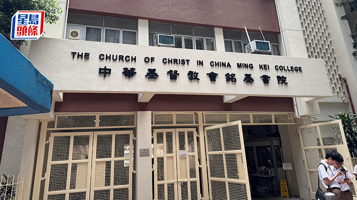 升中派位結果今日（8日）公布後，不少家長及學生到心儀學校「叩門」。陳美英攝