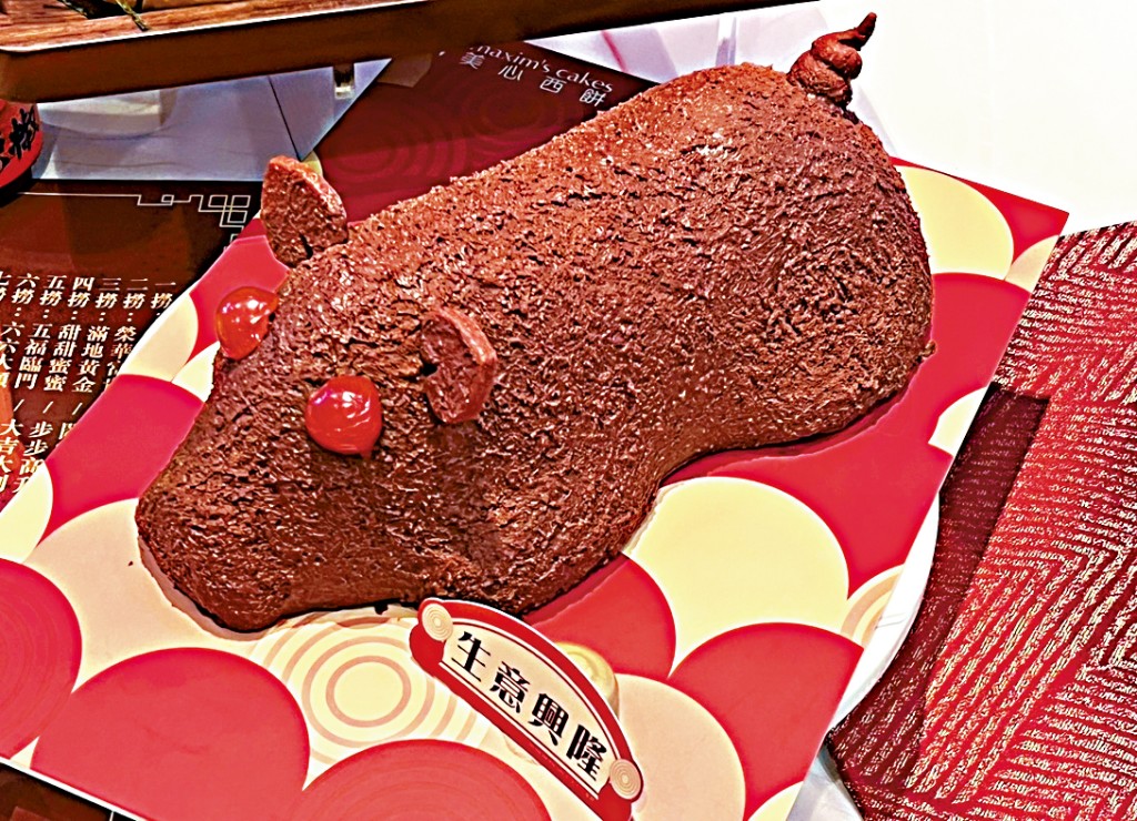 「乳豬造型」黑森林蛋糕吸睛。