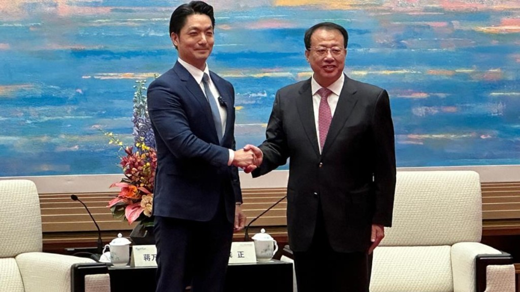 台北市長蔣萬安（左）出席雙城論壇的主論壇前，與上海市長龔正會面。中時新聞網