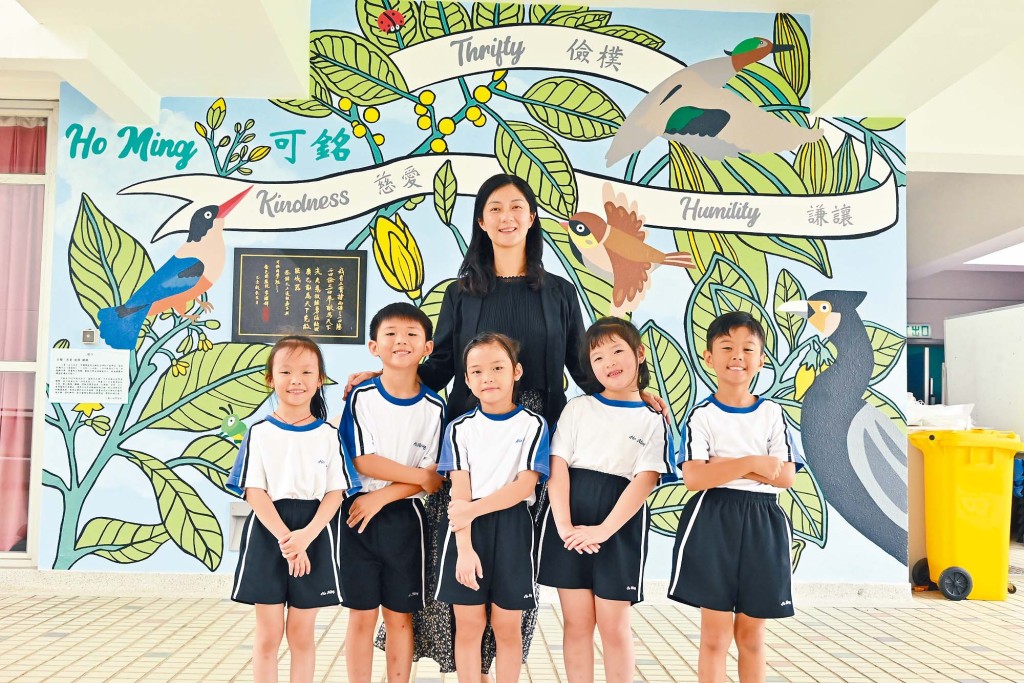 嗇色園主辦可銘學校致力培育學生成為既喜愛學習，又關愛他人的未來棟樑，以成為可銘大家庭的一份子而自豪。