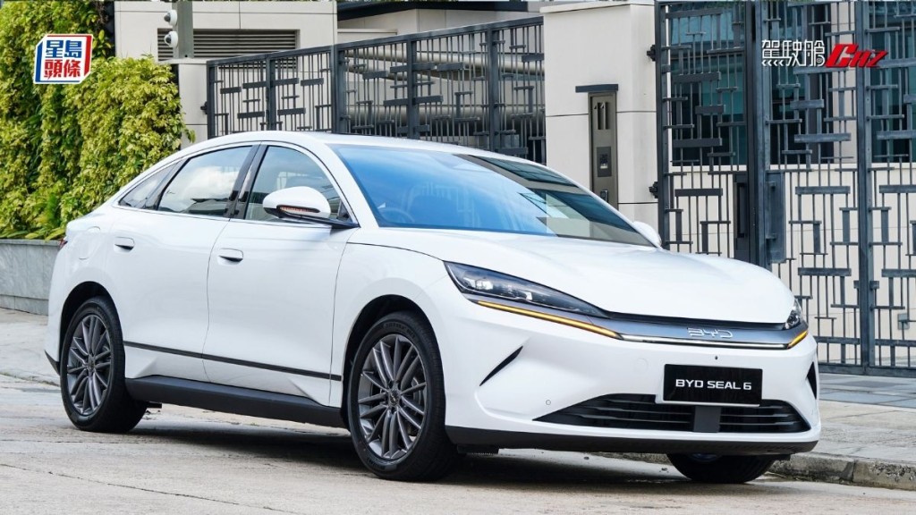 全新比亞迪BYD SEAL 6進軍本地純電動中型四門房車市場，港版備有兩款選擇，「一換一」售價HK$158,000起。