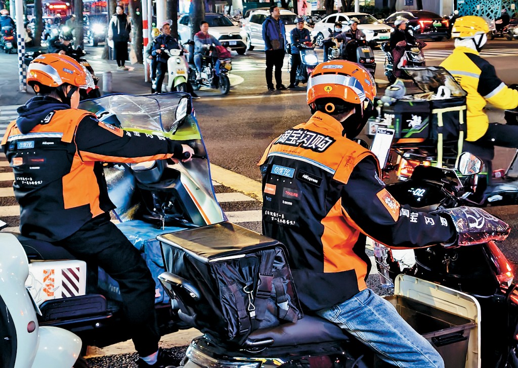 福建福州街頭正在送餐中的外賣配送員。