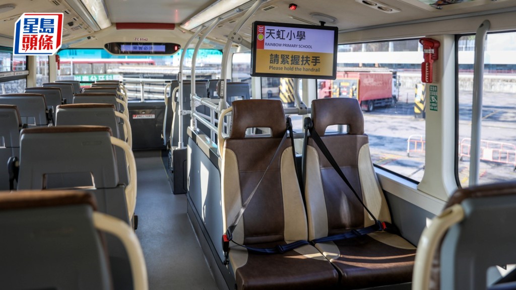 新修訂的道路交通規例將於本月25日實施，公共交通工具，包括巴士的乘客必須佩戴安全帶。資料圖片