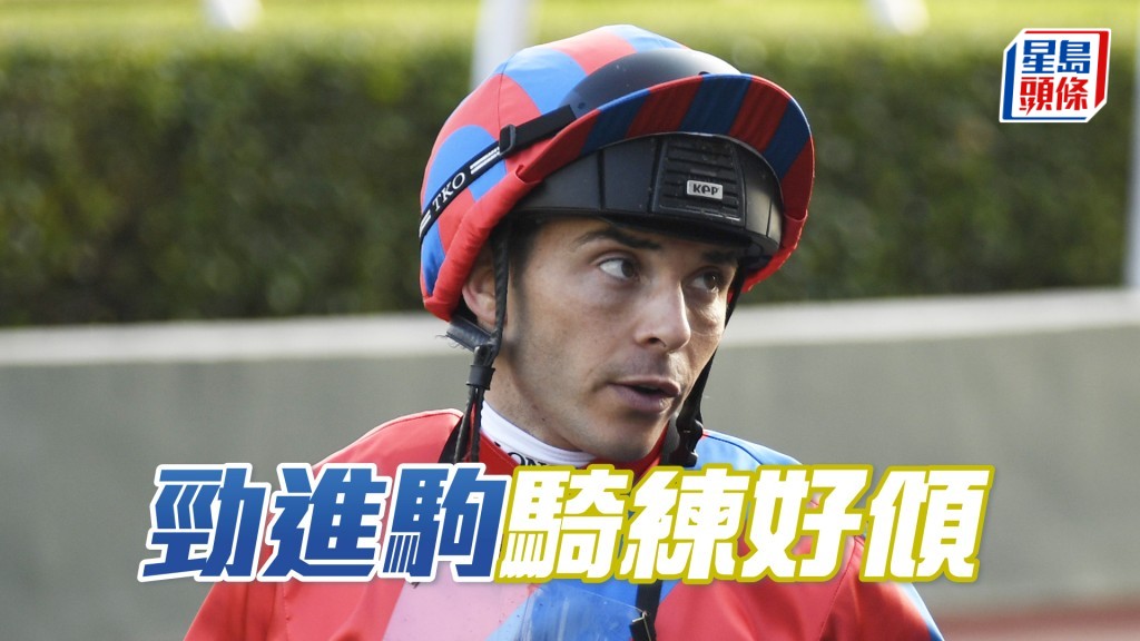 紀仁安今朝親身為「勁進駒」快試兩段，走勢如狼似虎。