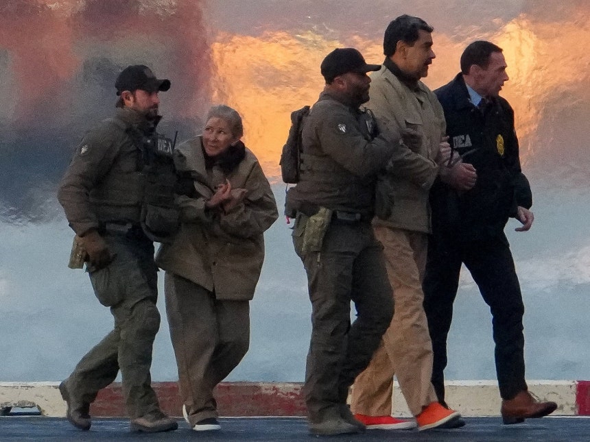 5일 마약단속국(DEA) 요원들이 니콜라스 마두로 베네수엘라 대통령 부부를 헬리콥터에서 내리고 있다. /로이터 연합뉴스