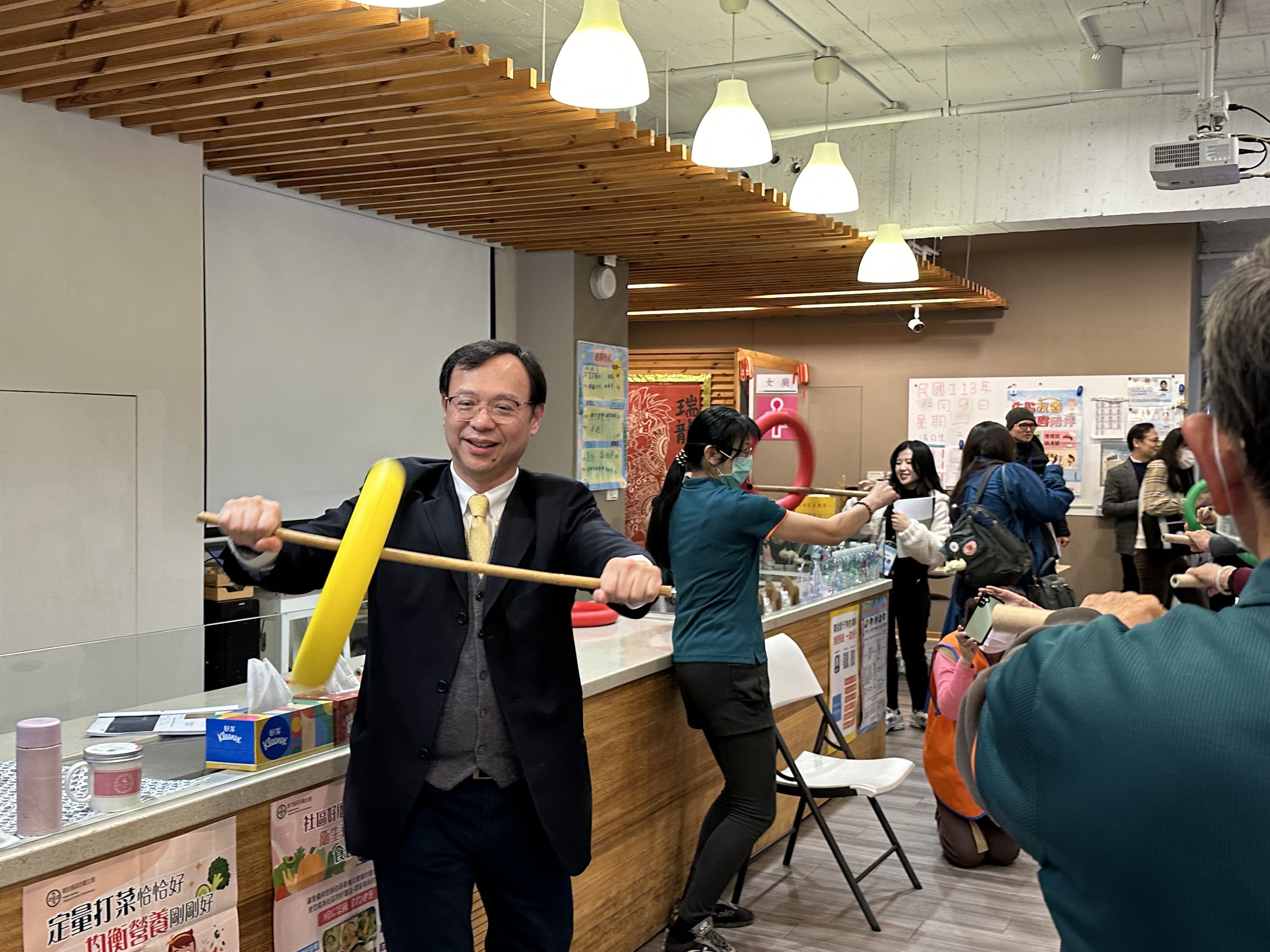 全神貫注瞬間紓壓 衛福部部長石崇良享受踩飛輪的爆發感