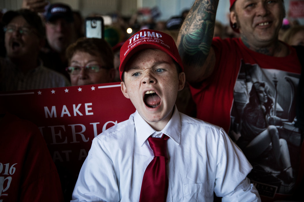 2016年10月18日，科罗拉多州大章克申。13岁的贾登·拉姆斯高呼支持共和党总统候选人唐纳德·J·特朗普。三年后，拉姆斯说特朗普的总统竞选和当选“是对美国团结的嘲弄”。