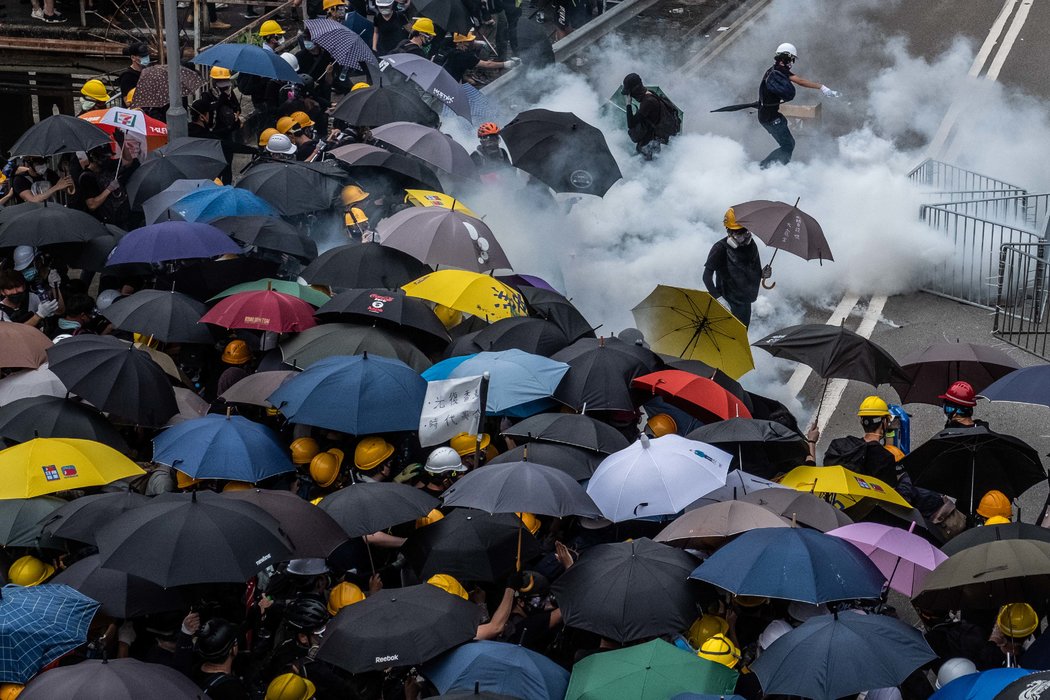 7月27日，在边界地区元朗与抗议者发生冲突期间，警察发射催泪瓦斯。