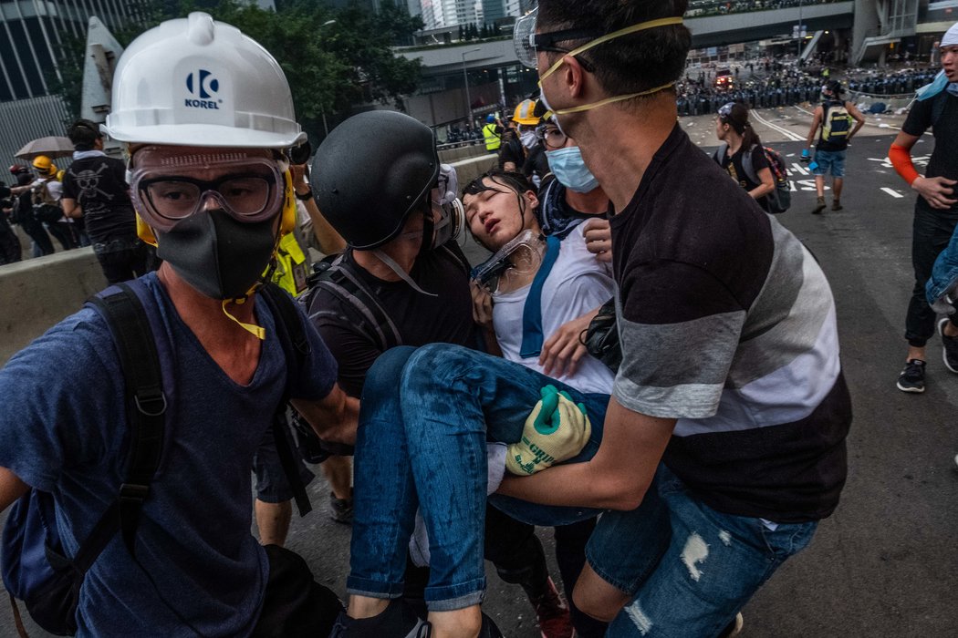 在6月12日的抗议活动中，示威者对警方对他们使用催泪瓦斯感到震惊。