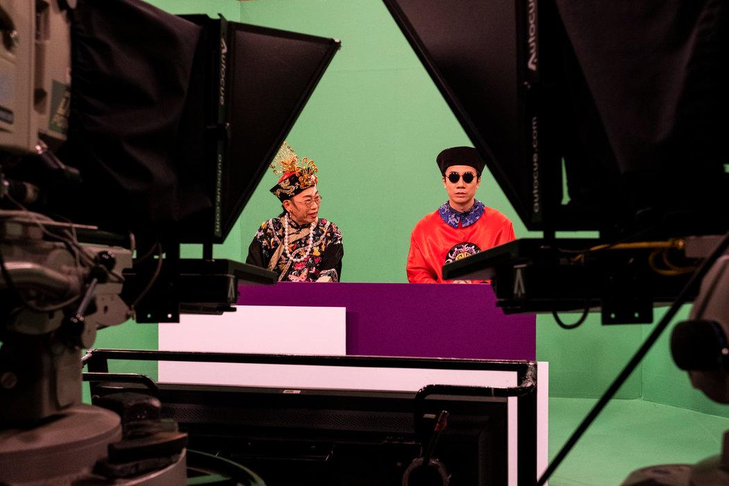 吴志森（左）和曾志豪在香港电台的演播室里录制讽刺节目《头条新闻》。