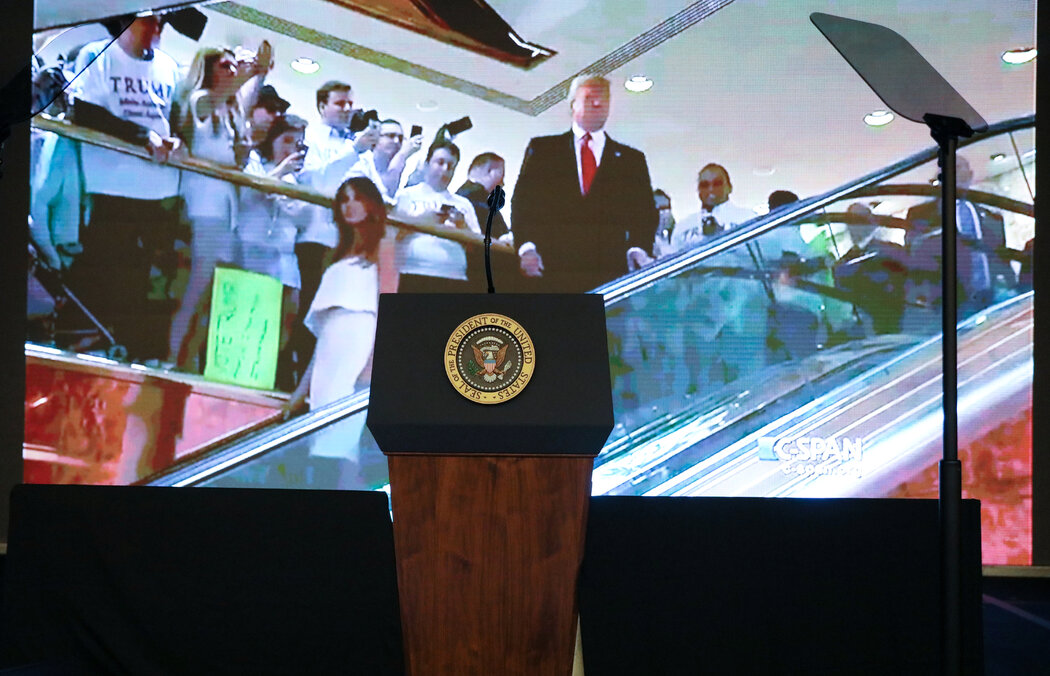 特朗普乘电梯下行宣布参选成了他形象中反复出现的一幕，图中是他在2019年出席一个青少年峰会之前播放的画面。