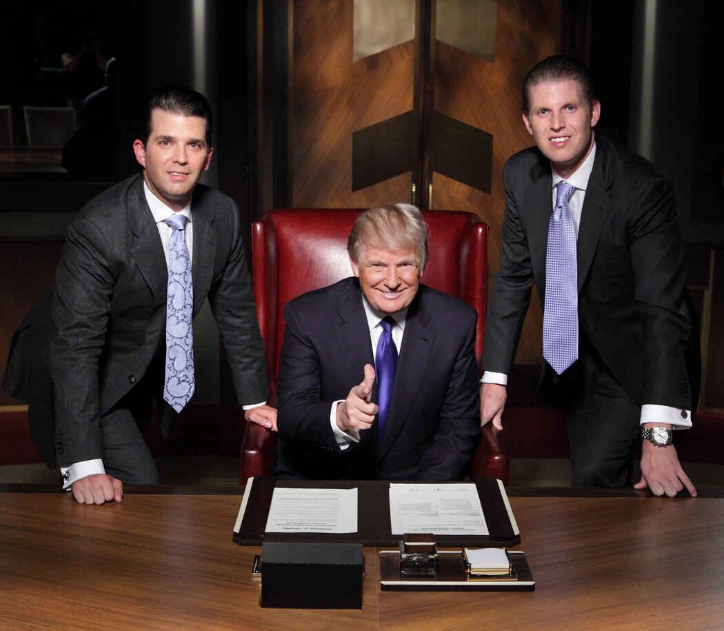 特朗普和他的儿子们，小唐纳德（左）和埃里克，在《学徒》第13季的剧照。随着特朗普戏份增加，该节目的收视率出现下滑。