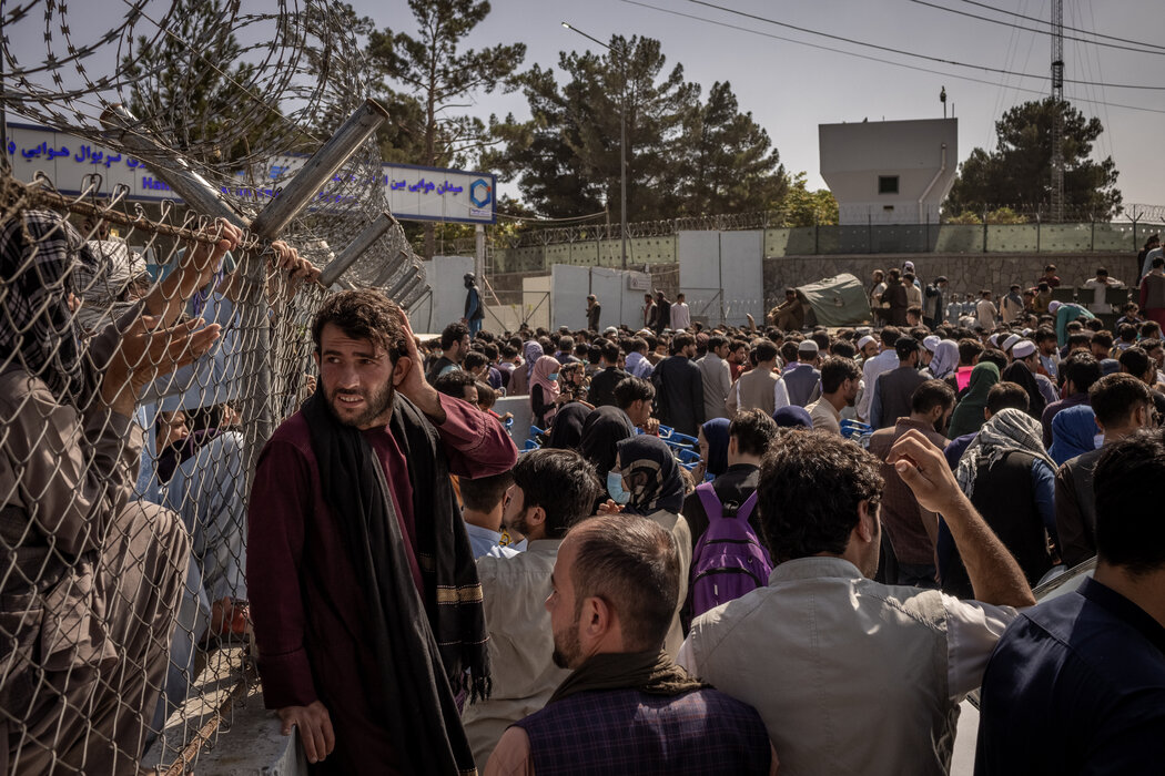 周一，大批民众聚集在喀布尔的国际机场，试图离开该国。
