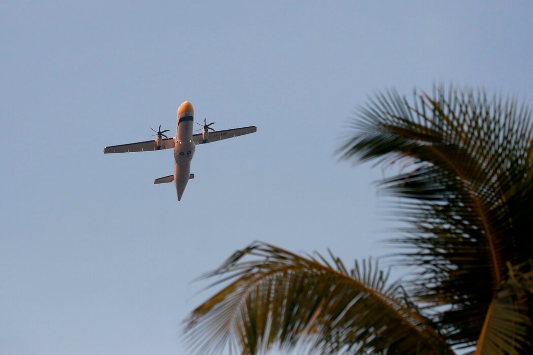 2019年在仰光上空的一架Air KBZ客机。企业集团甘波扎，又名KBZ，涉及缅甸的许多业务，其创始人昂哥温因与军政权的关系而成为欧盟制裁的目标 .