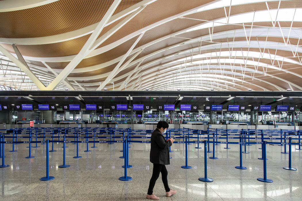 周五，美国航空公司在上海浦东国际机场的值机柜台。由于高昂的票价和缺乏直飞航班，许多人订不上机票。