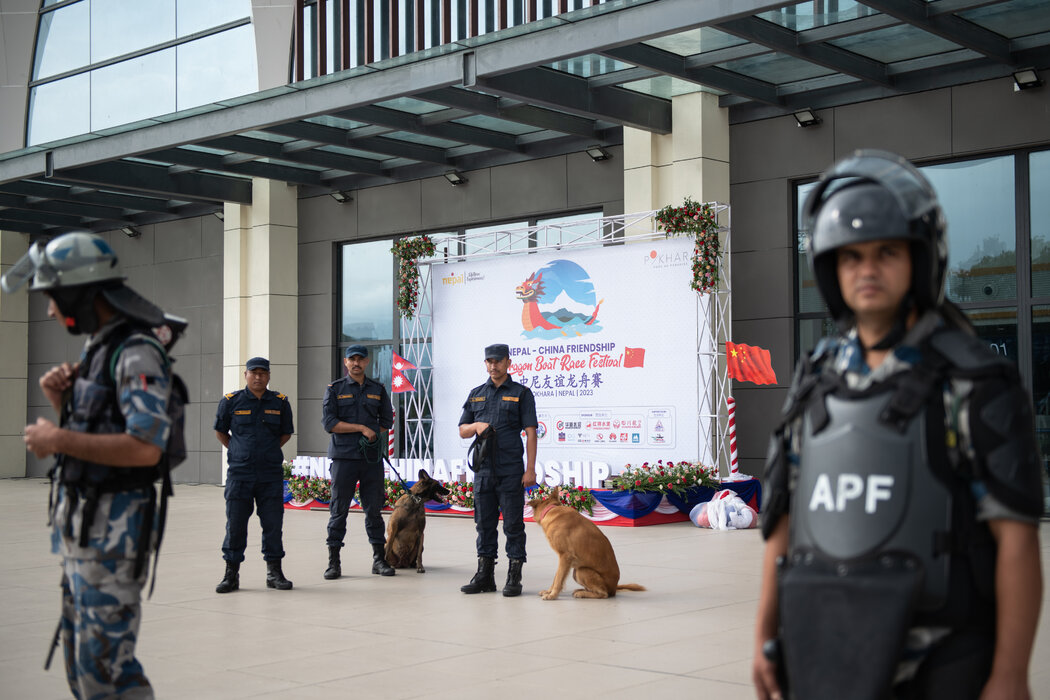 在来自中国的首个国际航班抵达前，博克拉国际机场的尼泊尔安保人员。