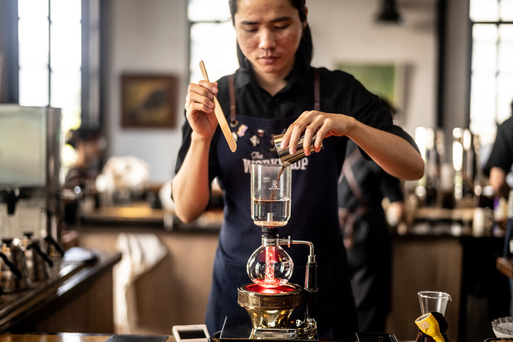 咖啡师在车间准备慢滴咖啡。