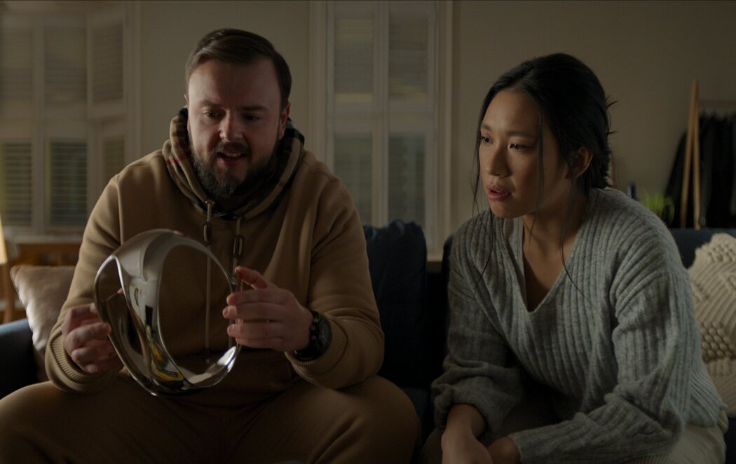 约翰·布拉德利和杰茜·洪在《3体》中。该剧的部分故事发生在一个通过神秘头戴设备进入的虚拟现实世界中。