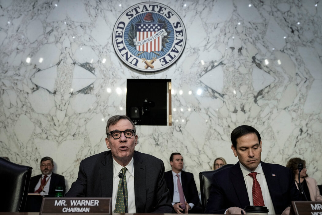 参议院情报委员会主席、民主党参议员马克·华纳（左）表示：“埃隆·马斯克与中国有很深的财务往来。”