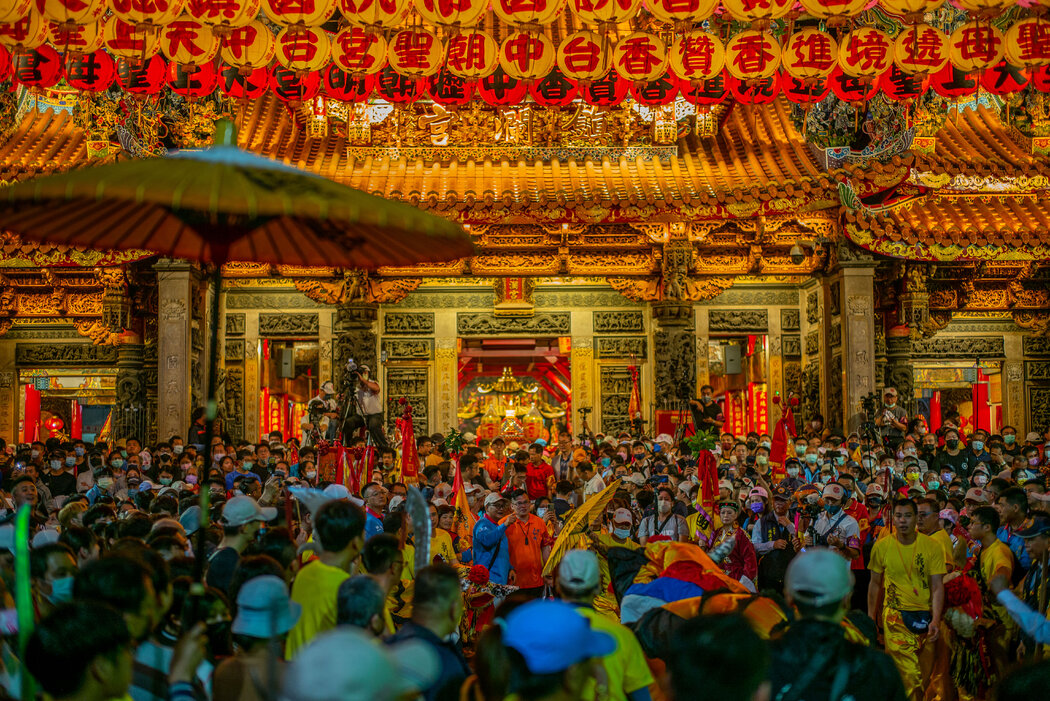 人非常多，一些进香者无法挤进寺庙。