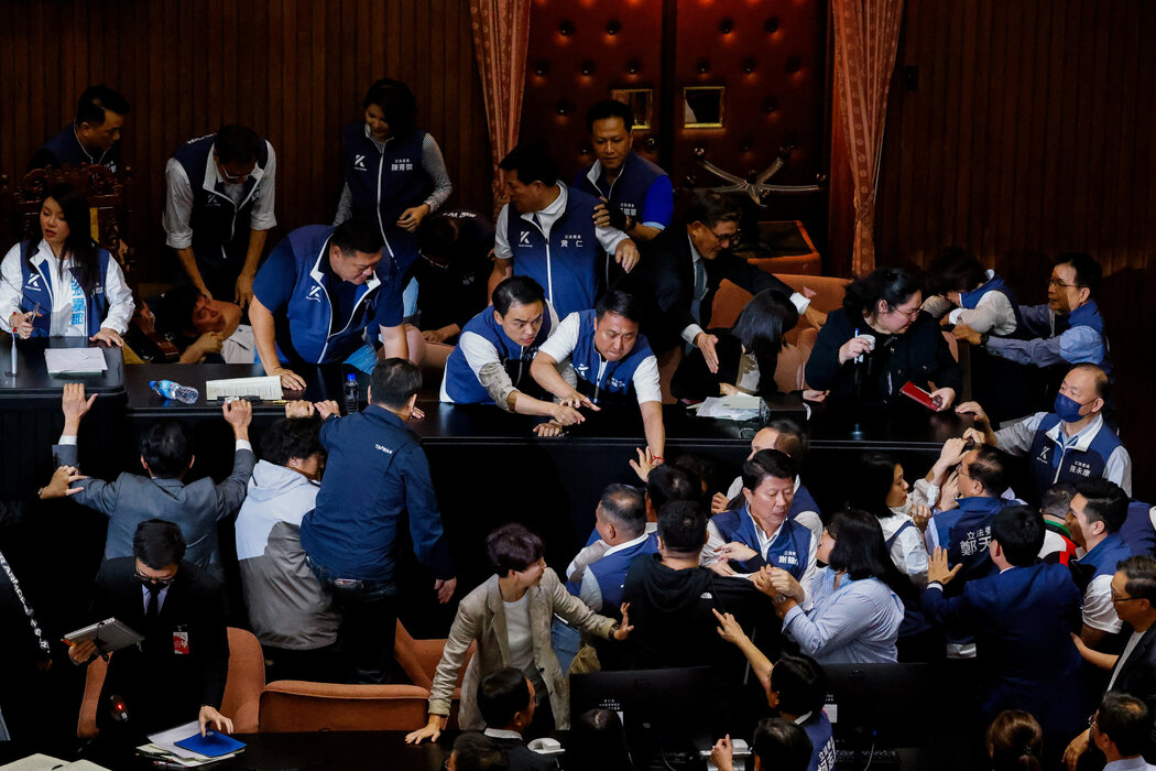 周五，台湾议员在台北的立法会会议上争论。