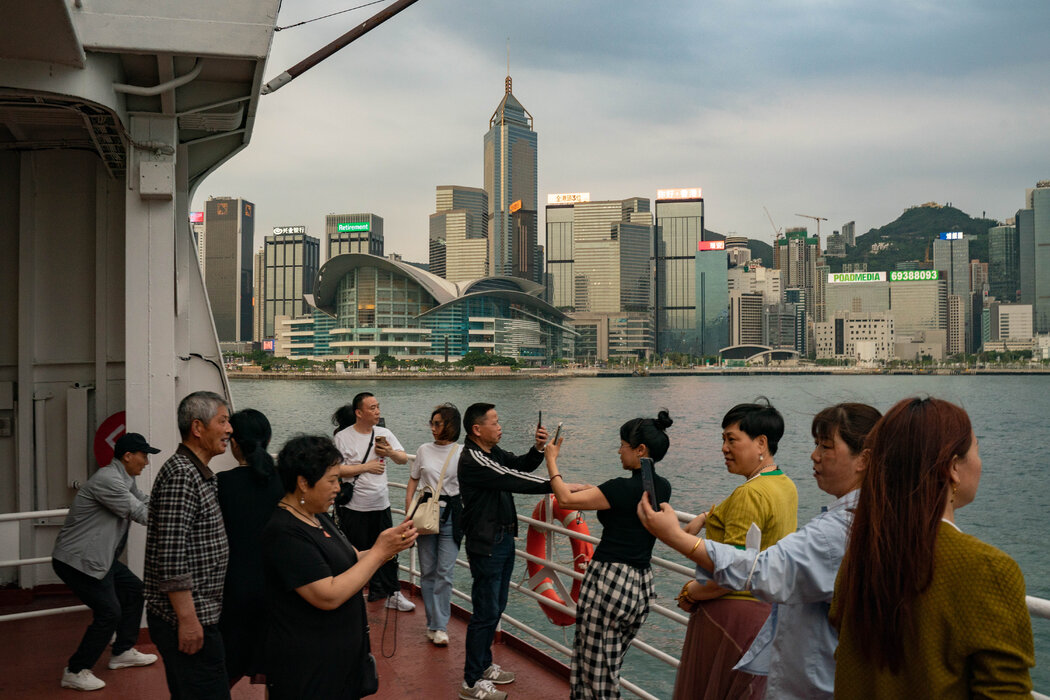 内地游客在维多利亚港一艘用汽车渡轮改装的船上。从很多方面来看，香港与中国大陆的差别正在变得模糊。