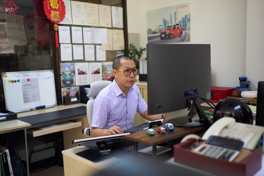 天诚车行的经理克里斯·陈在他的香港办公室里，摄于去年8月。他说，利润率已经下降，Uber是竞争日益激烈的原因之一。