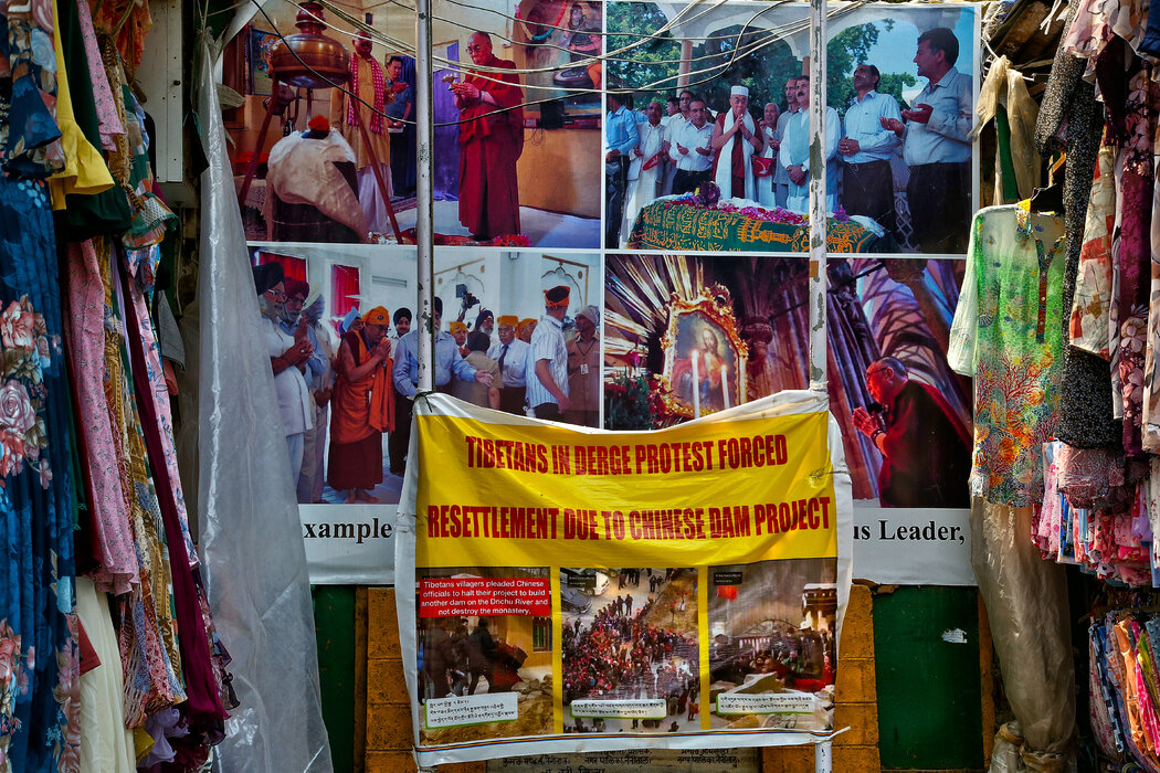 印度一个藏人市场上抗议中国水坝项目的横幅。