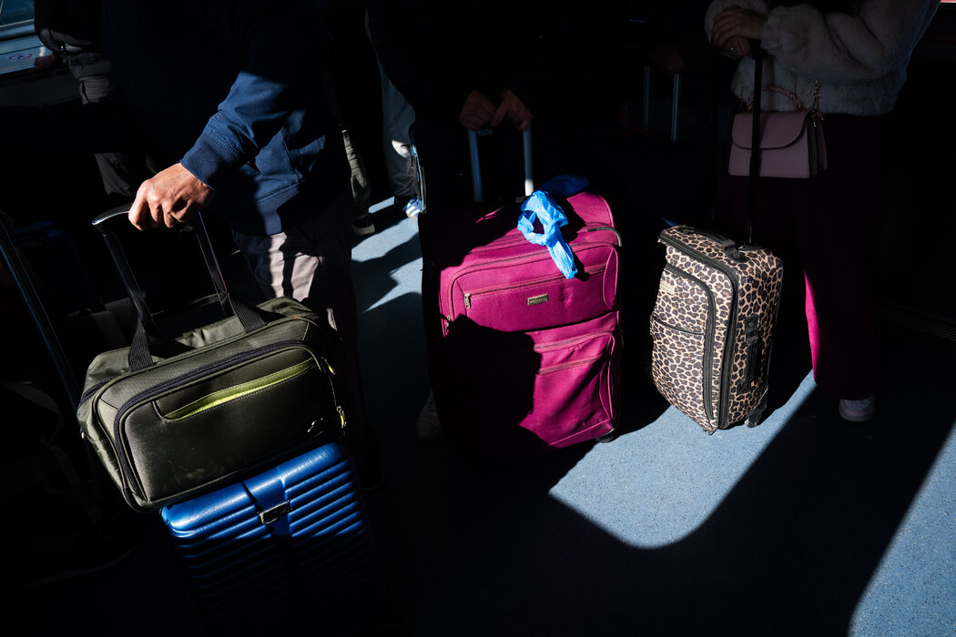 搭乘连接皇后区贾马伊卡和肯尼迪国际机场的AirTrain专线来到纽约市的旅客。一些纽约企业担心加拿大和欧洲游客数量可能会减少。
