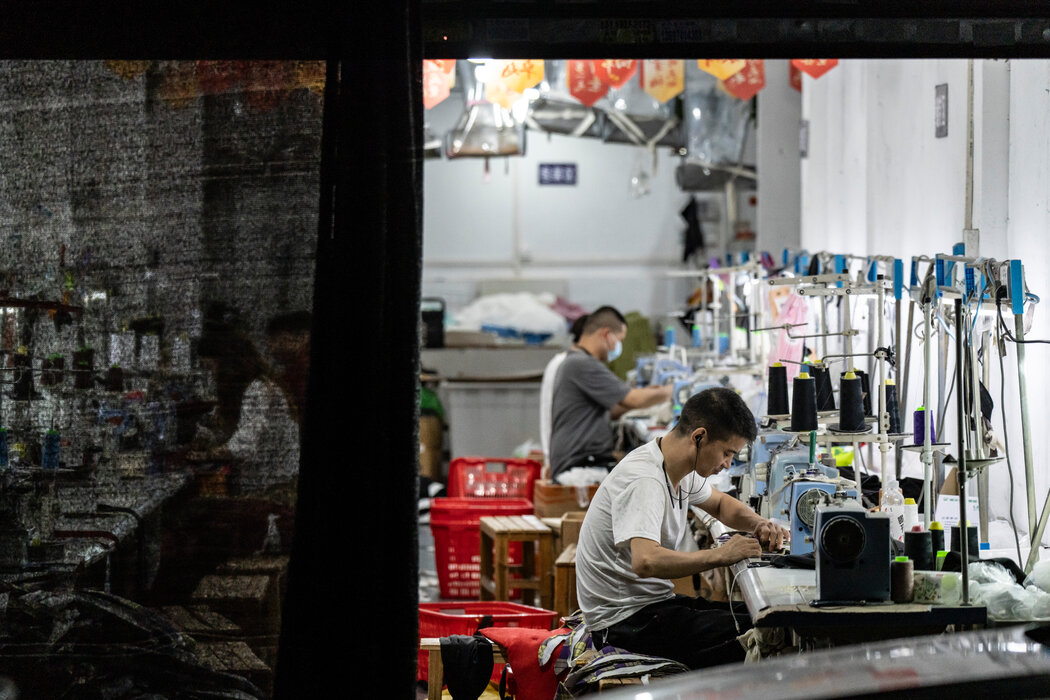 广州服装产业区上夜班的工人。