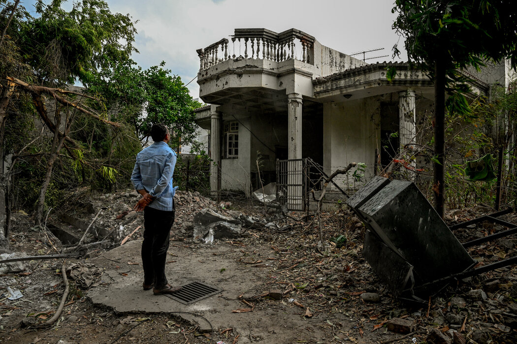 周六，在印控克什米尔的查谟，一幢房屋遭巴基斯坦炮击受损。