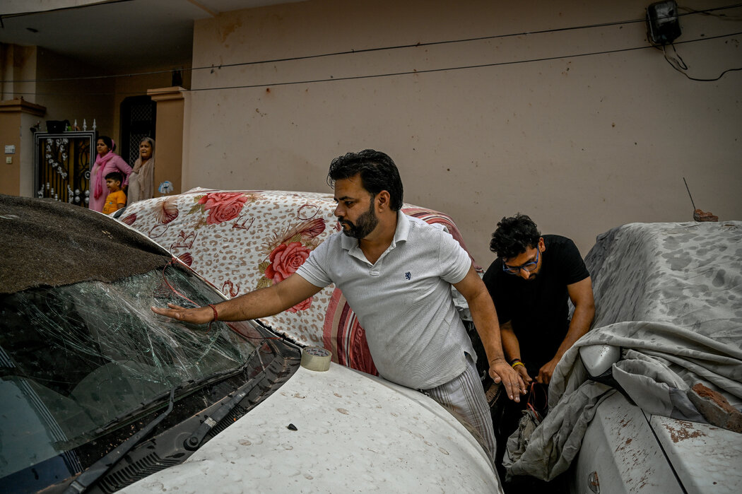 周六，查谟，被击中的车辆。