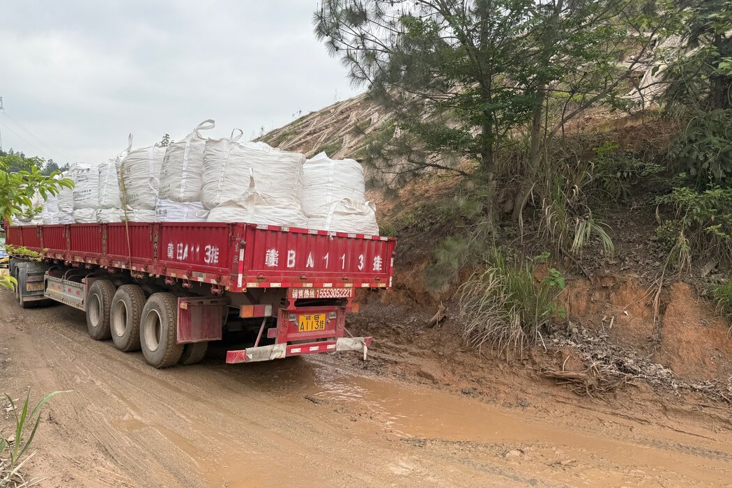 4月，一辆卡车正从中国龙南市郊的重稀土金属矿区运出矿石。