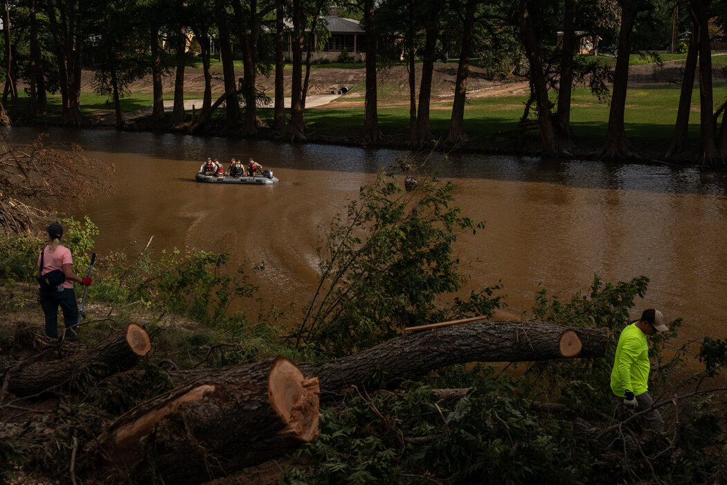 周二，得克萨斯州森特波因特发生灾难性洪灾后，搜救队在瓜达卢佩河沿岸地区进行搜救。