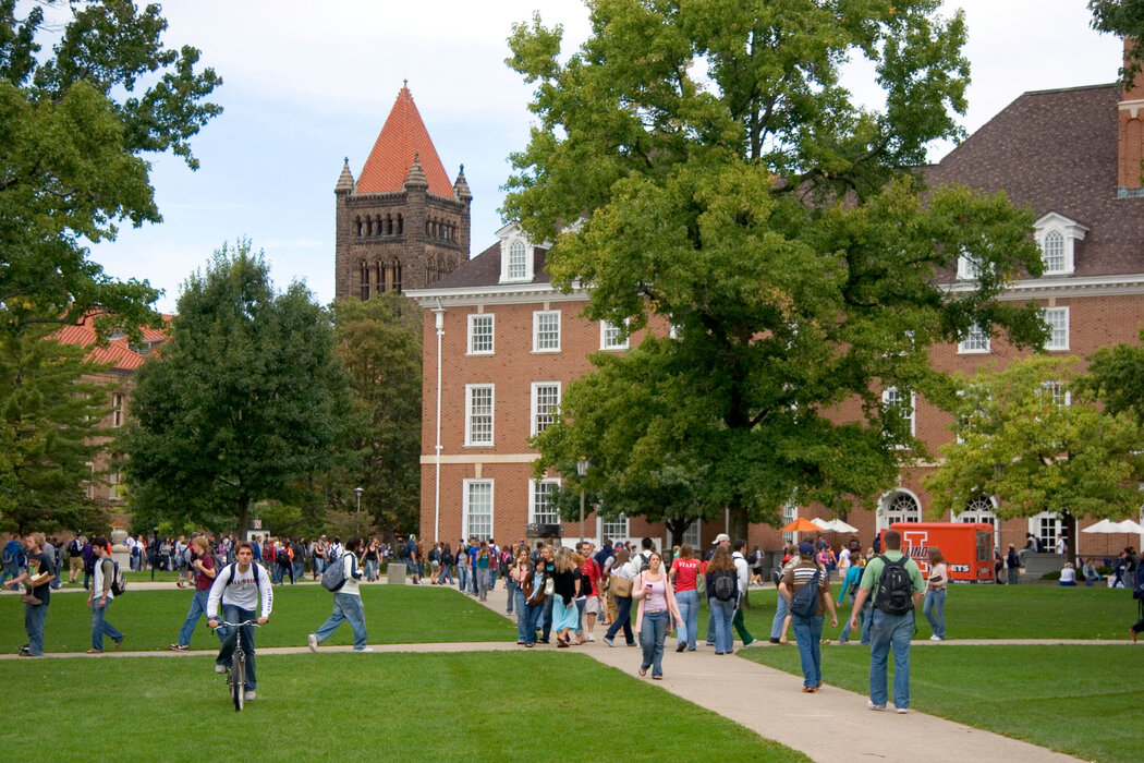 去年，伊利诺伊大学香槟分校招收了6000多名中国大陆学生，还有数百名台湾学生。