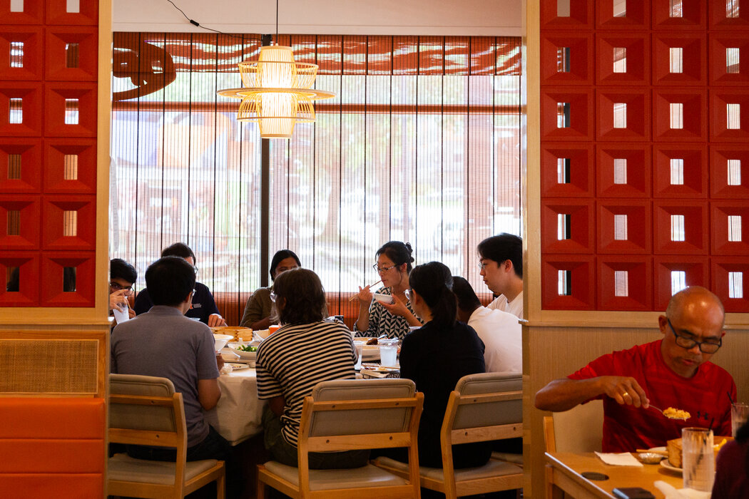 与其他有众多留学生的城镇的餐馆一样，伊利诺伊州香槟市的御膳房代表了美国中餐业的新浪潮。