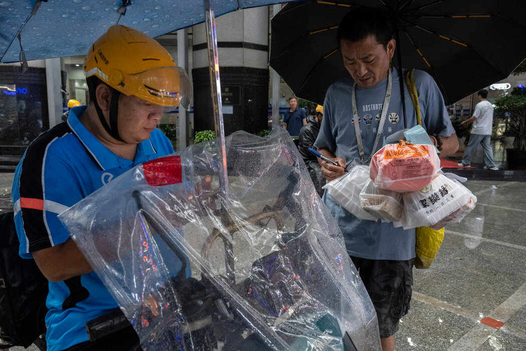 代跑送餐员邵子友。