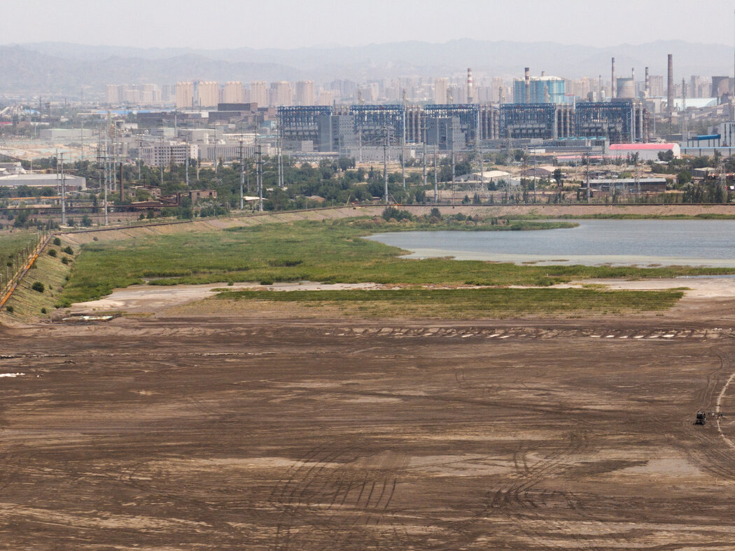 位于中国北方的包头市的一家稀土精炼厂。
