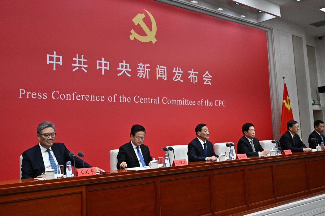 周五，中国商务部长王文涛（左）出席新闻发布会。