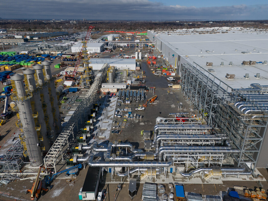 位于安大略省温莎市的一家电动汽车电池工厂，由LG和斯特兰提斯共同拥有。