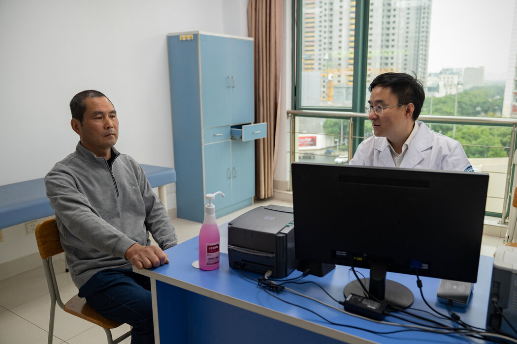 退休泥瓦工邱嗣军与朱柯磊医生，摄于2024年11月。这个新工具帮助医生在早期发现了邱先生的胰腺癌。