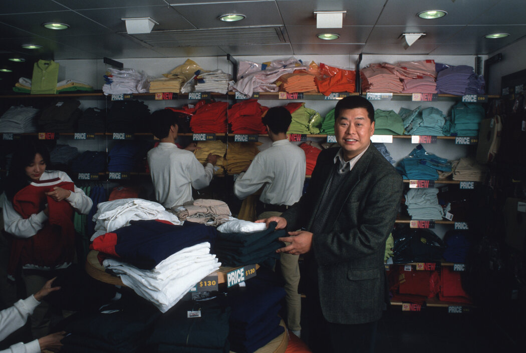 1993年，黎智英在香港的一个自家店面。