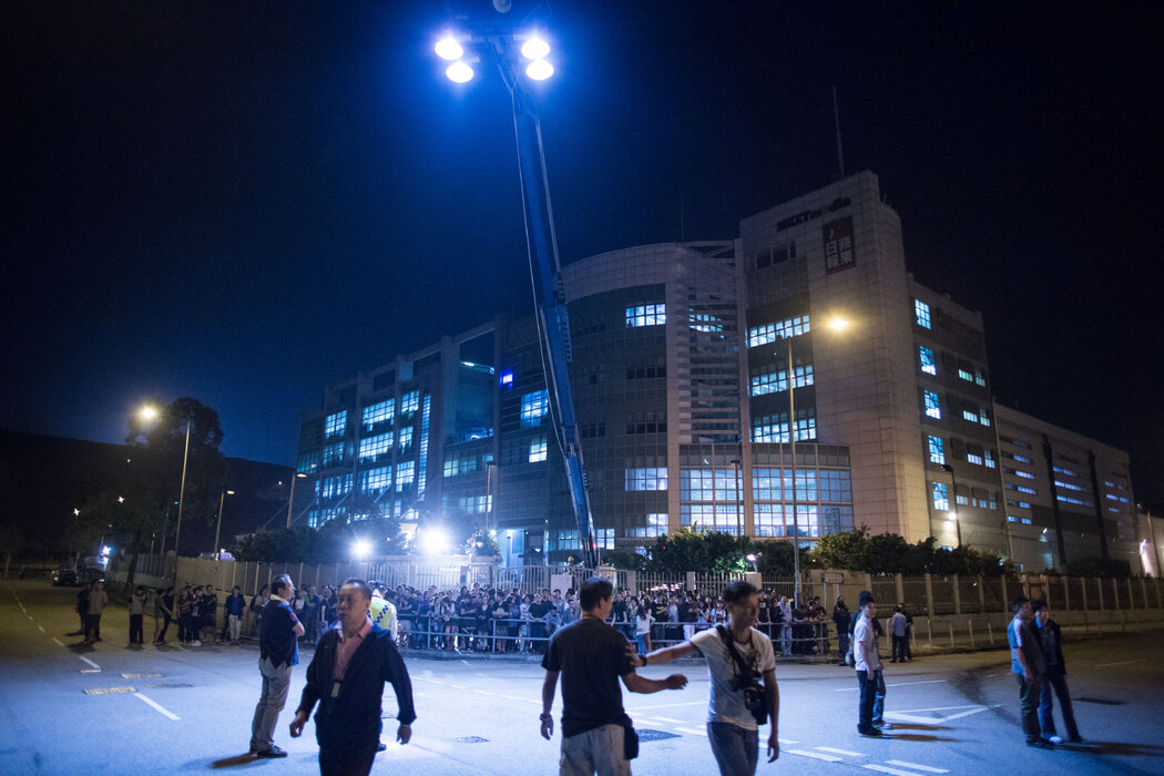 2014年10月，抗议者封堵《苹果日报》总部，迫使员工动用起重机将印好的报纸吊装到配送卡车上。