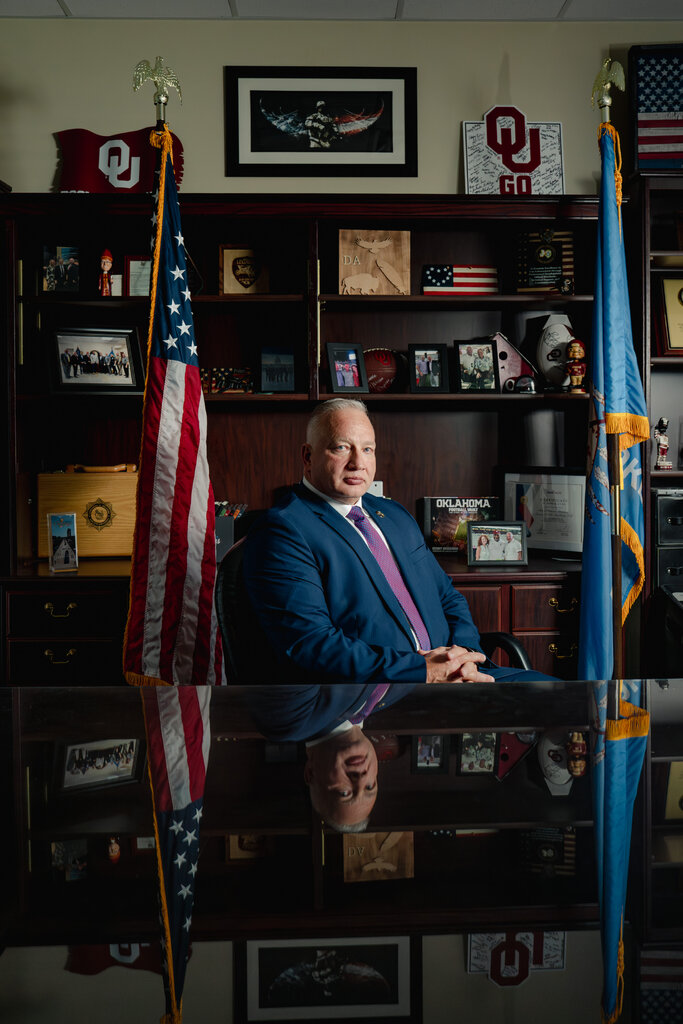 俄克拉荷马州麻醉品和危险药物管理局局长唐尼·安德森表示，该机构曾试图打击无证大麻经营活动。