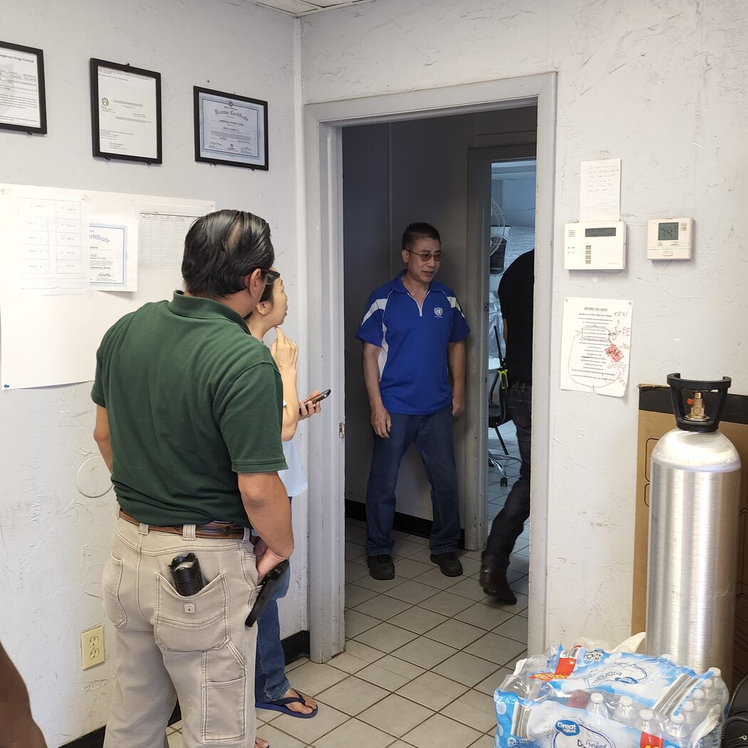 2022年8月，德尔城消防员搜查了王晓华的大麻种植园。